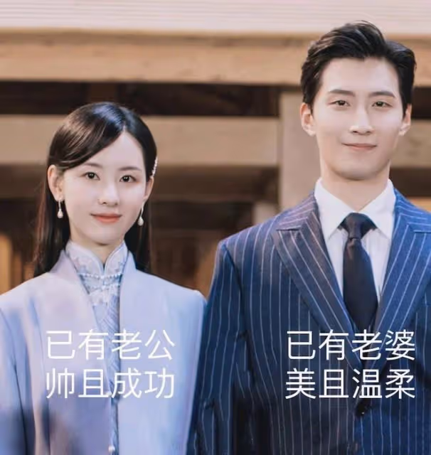 何超蓮情人節久違秀恩愛,坐在男友大腿上比心,竇驍染白髮好時髦