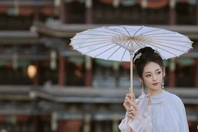 終現身!前港姐因連串桃色風波傳被TVB放逐內地洗底,罕在港出現