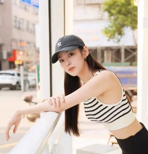 終現身!前港姐因連串桃色風波傳被TVB放逐內地洗底,罕在港出現