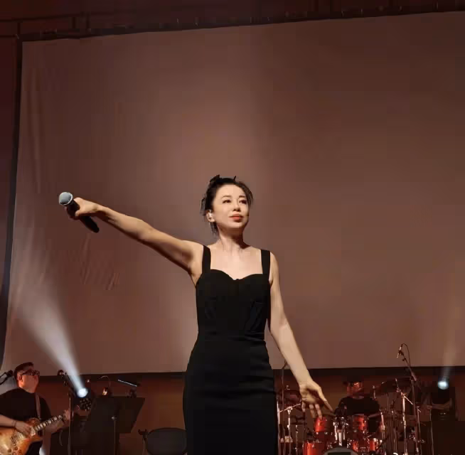 45歲憑「我是歌手」一夜爆紅,如今爆瘦換頭驚呆全網:到底是54還是34?