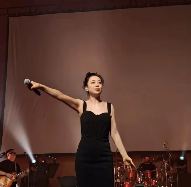 45歲憑「我是歌手」一夜爆紅,如今爆瘦換頭驚呆全網:美到認不出