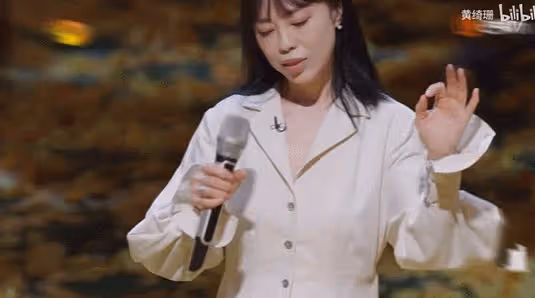 45歲憑「我是歌手」一夜爆紅,如今爆瘦換頭驚呆全網:美到認不出