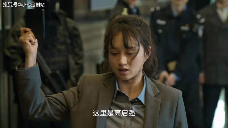 《狂飆》同樣不是親生的，高啟強為何放養高曉晨，培養黃瑤？