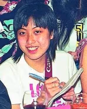 甘比:對親生父親不聞不問,他至今住在貧民窟老無所依很是可憐