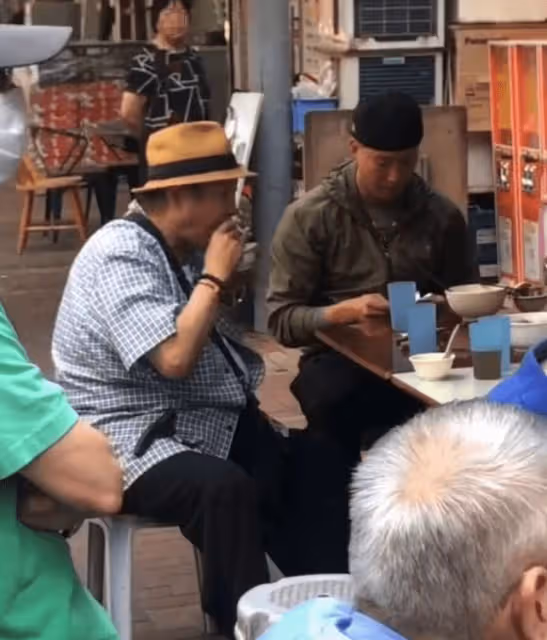 洪金寶一家四口吃路邊攤,混血太太高麗虹氣質出眾,艷壓兒媳一籌