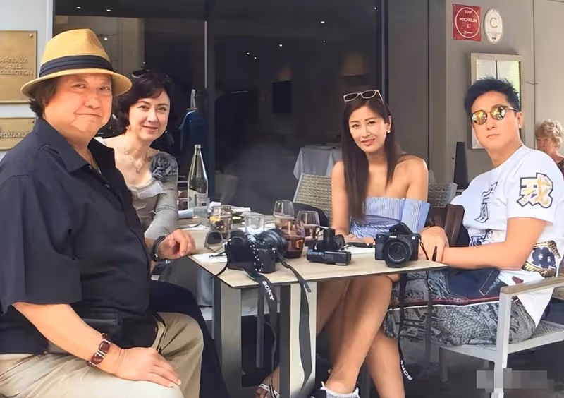 洪金寶一家四口吃路邊攤,混血太太高麗虹氣質出眾,艷壓兒媳一籌