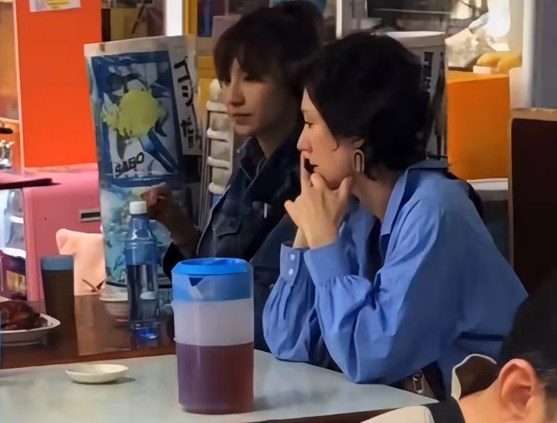洪金寶一家四口吃路邊攤,混血太太高麗虹氣質出眾,艷壓兒媳一籌