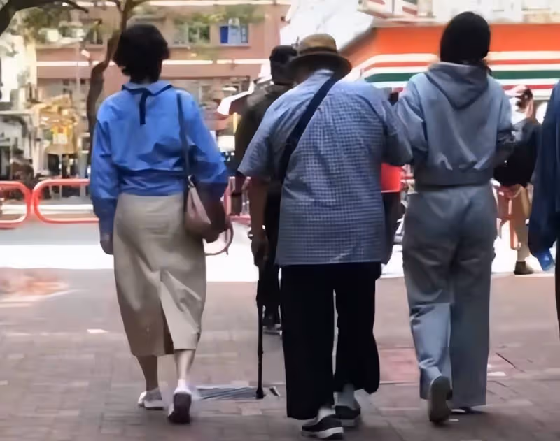 洪金寶一家四口吃路邊攤,混血太太高麗虹氣質出眾,艷壓兒媳一籌