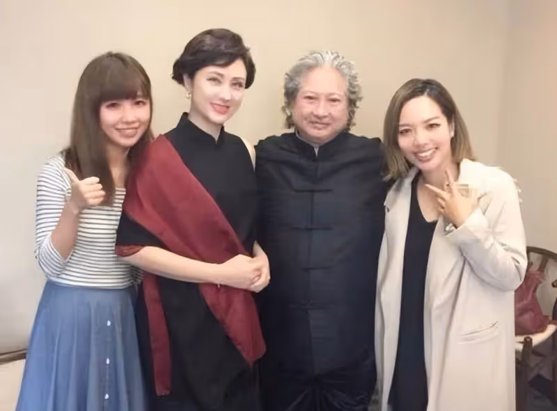 洪金寶一家四口吃路邊攤,混血太太高麗虹氣質出眾,艷壓兒媳一籌