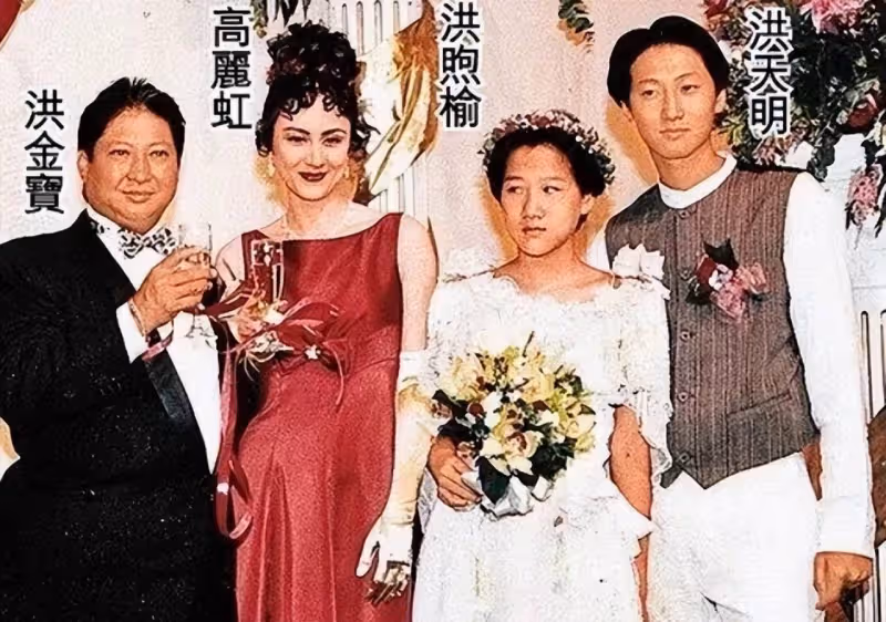 洪金寶一家四口吃路邊攤,混血太太高麗虹氣質出眾,艷壓兒媳一籌