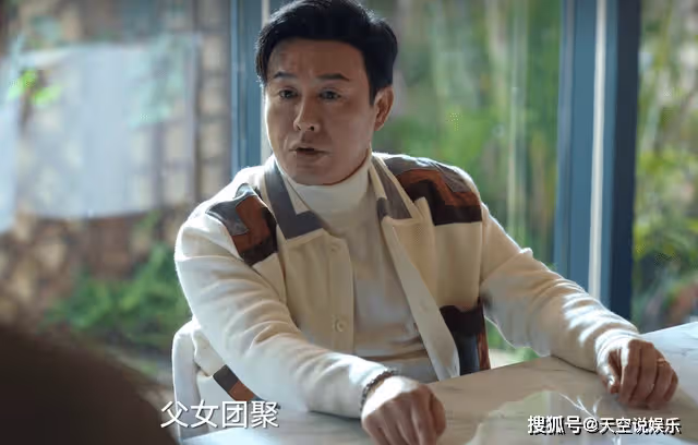 《狂飆》衣著樸素,開著百萬豪車的黃瑤,辜負了老默的期望