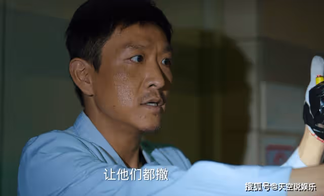 《狂飆》衣著樸素,開著百萬豪車的黃瑤,辜負了老默的期望
