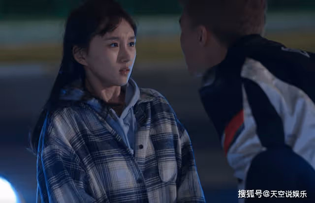 《狂飆》衣著樸素,開著百萬豪車的黃瑤,辜負了老默的期望