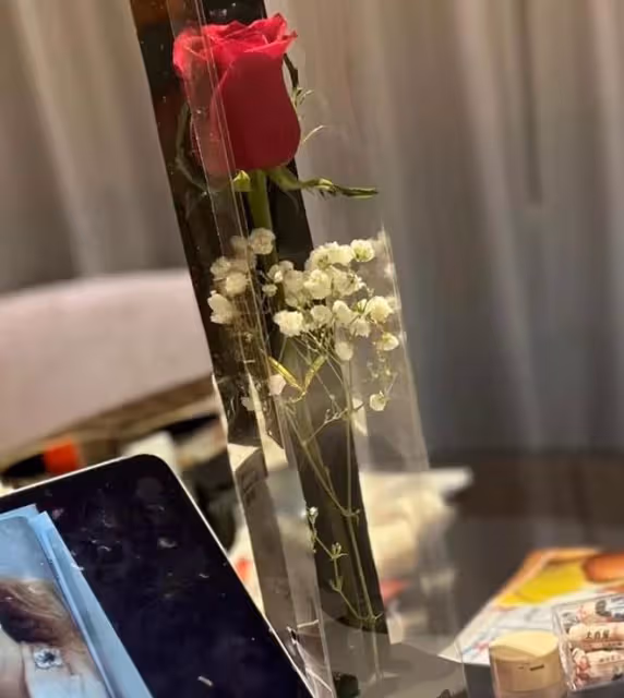 鍾鎮濤兒子情人節送花給章小蕙,破母子不和傳聞,還與女友秀恩愛