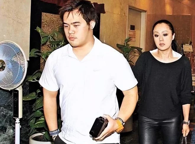 鍾鎮濤兒子情人節送花給章小蕙,破母子不和傳聞,還與女友秀恩愛