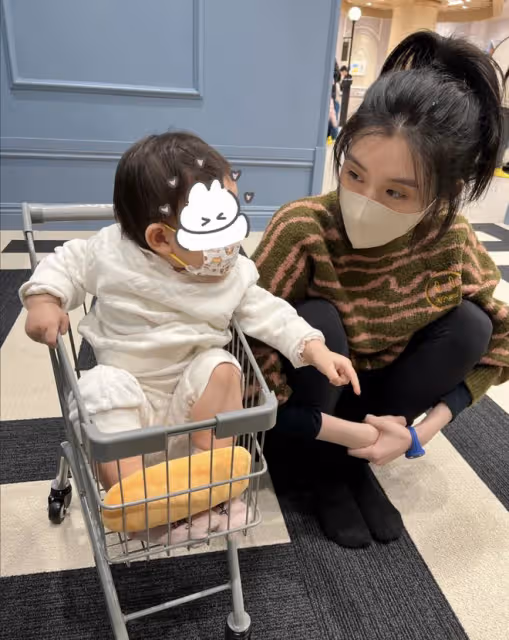 何猷君情人節曬幸福,奚夢瑤蹲地陪伴1歲女兒,夫妻倆在香港過節