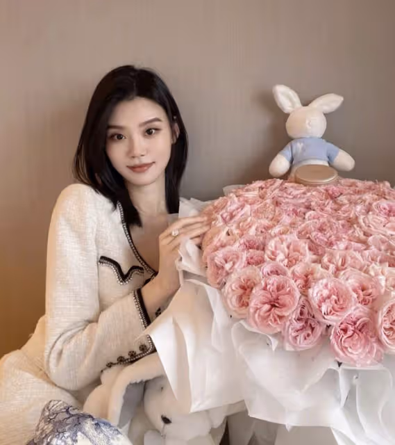 何猷君情人節曬幸福,奚夢瑤蹲地陪伴1歲女兒,夫妻倆在香港過節