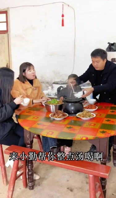 小馬雲范小勤出鏡錄段子,看美女一臉傻笑,范叔未出鏡或又鬧罷工