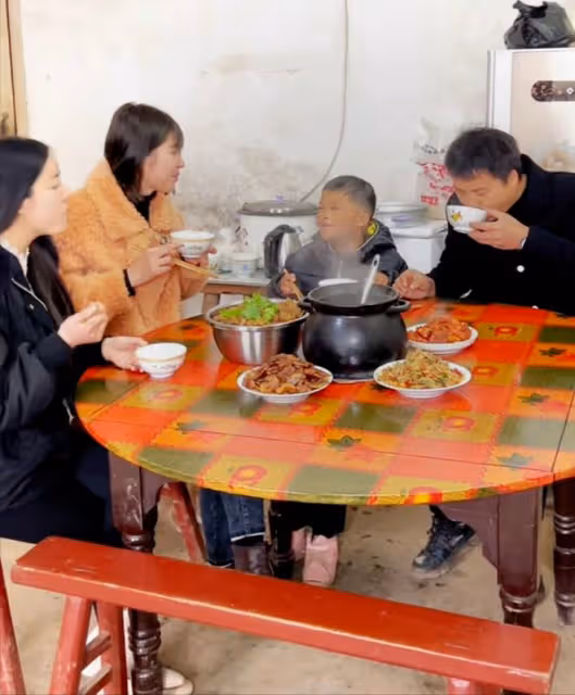 小馬雲范小勤出鏡錄段子,看美女一臉傻笑,范叔未出鏡或又鬧罷工