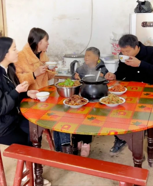 小馬雲范小勤出鏡錄段子,看美女一臉傻笑,范叔未出鏡或又鬧罷工