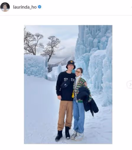 何超蓮曬與竇驍同框照過情人節，兩人甜蜜比心，竇驍一頭黃髮搶鏡