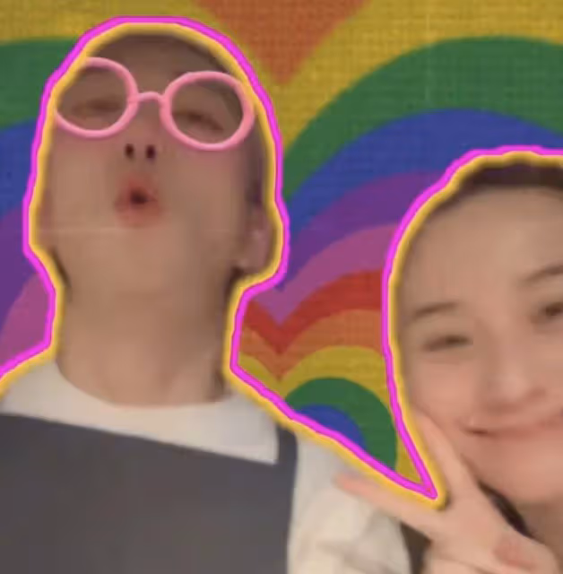 何超蓮曬與竇驍同框照過情人節，兩人甜蜜比心，竇驍一頭黃髮搶鏡
