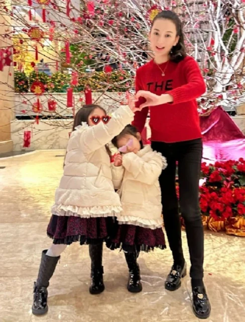 郭富城情人節收女兒賀卡,C寶手寫中文表白爸媽,老父親激動炫耀