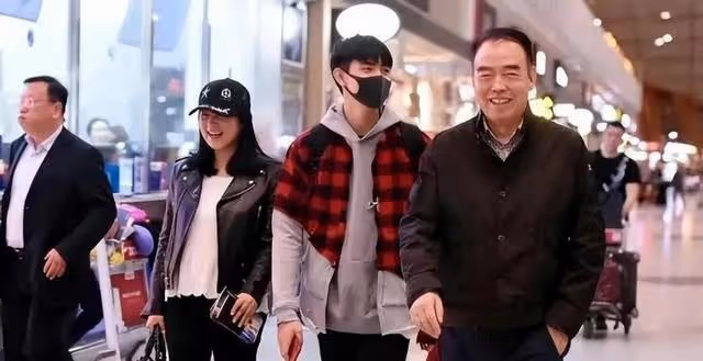 陳飛宇完了？言之尚早，代言沒掉，資源在手，網友辣評：有爹真好！