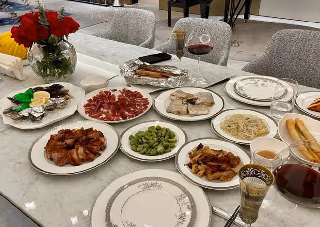 保劍鋒一家豪宅吃大餐慶情人節！大6歲妻子氣質好，兒子帥氣像爸