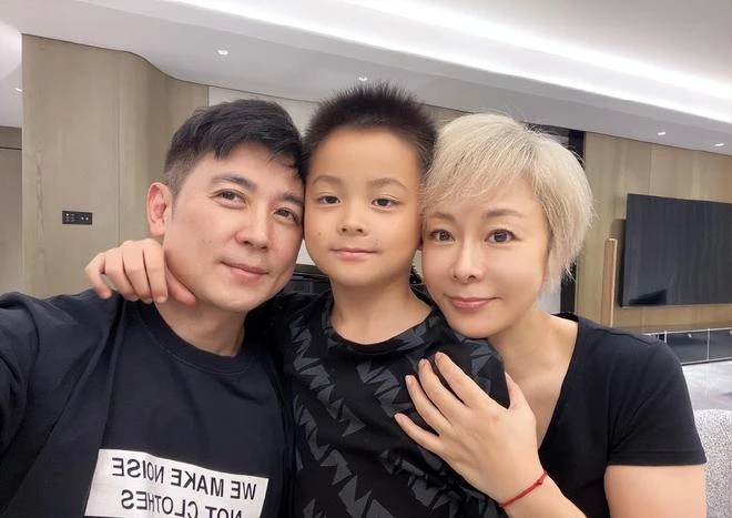 保劍鋒一家豪宅吃大餐慶情人節!大6歲妻子氣質好,兒子帥氣像爸