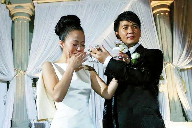 保劍鋒一家豪宅吃大餐慶情人節!大6歲妻子氣質好,兒子帥氣像爸