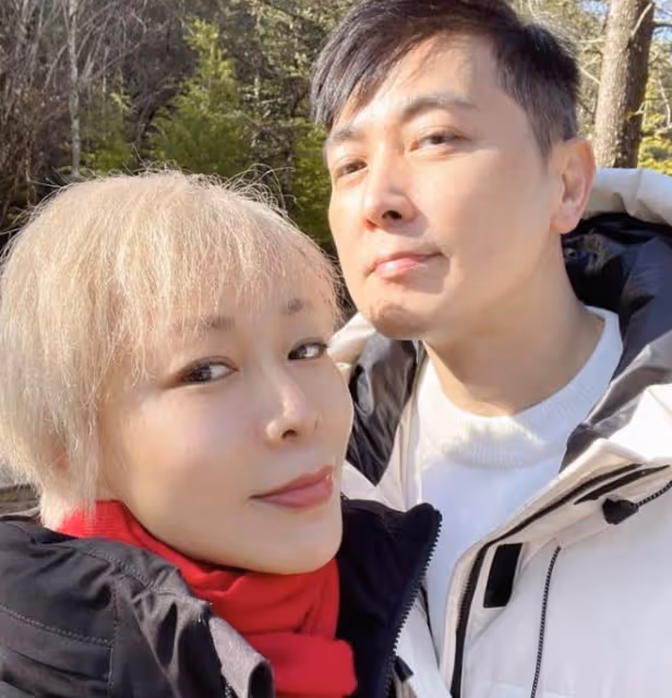 保劍鋒一家豪宅吃大餐慶情人節！大6歲妻子氣質好，兒子帥氣像爸