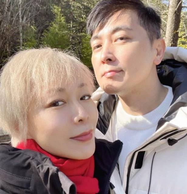 保劍鋒一家豪宅吃大餐慶情人節!大6歲妻子氣質好,兒子帥氣像爸