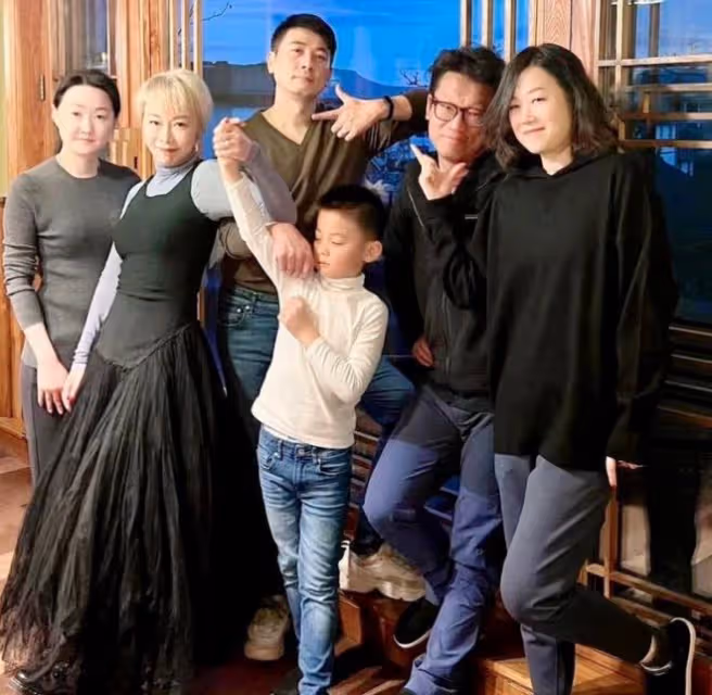 保劍鋒一家豪宅吃大餐慶情人節！大6歲妻子氣質好，兒子帥氣像爸