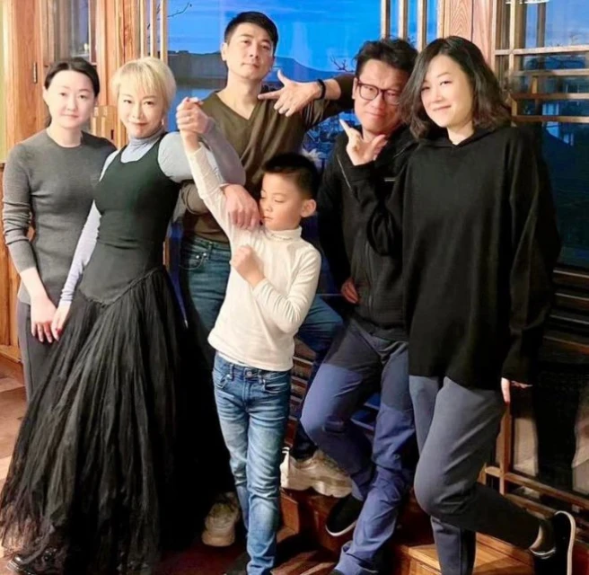 保劍鋒一家豪宅吃大餐慶情人節!大6歲妻子氣質好,兒子帥氣像爸