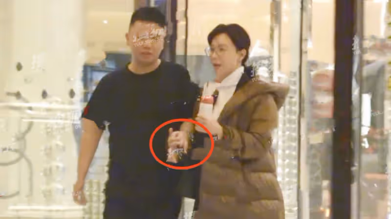 45歲陳數酒店會友被拍，全程被男子牽手舉止親密，一路笑談不避嫌