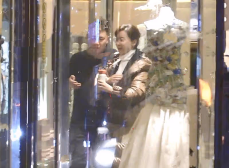 45歲陳數酒店會友被拍,全程被男子牽手舉止親密,一路笑談不避嫌