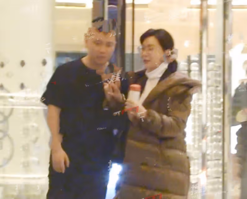 45歲陳數酒店會友被拍,全程被男子牽手舉止親密,一路笑談不避嫌