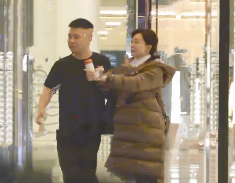 45歲陳數酒店會友被拍,全程被男子牽手舉止親密,一路笑談不避嫌