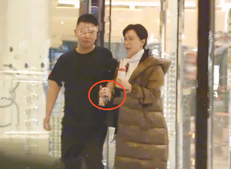 45歲陳數酒店會友被拍,全程被男子牽手舉止親密,一路笑談不避嫌