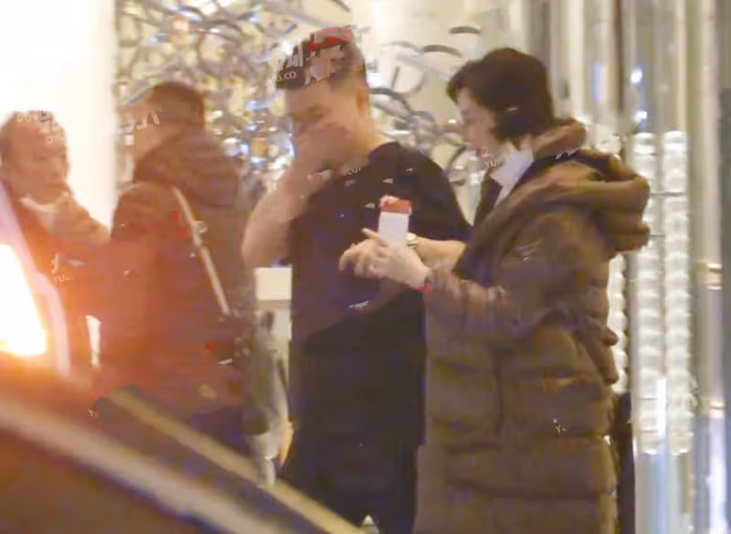 45歲陳數酒店會友被拍,全程被男子牽手舉止親密,一路笑談不避嫌