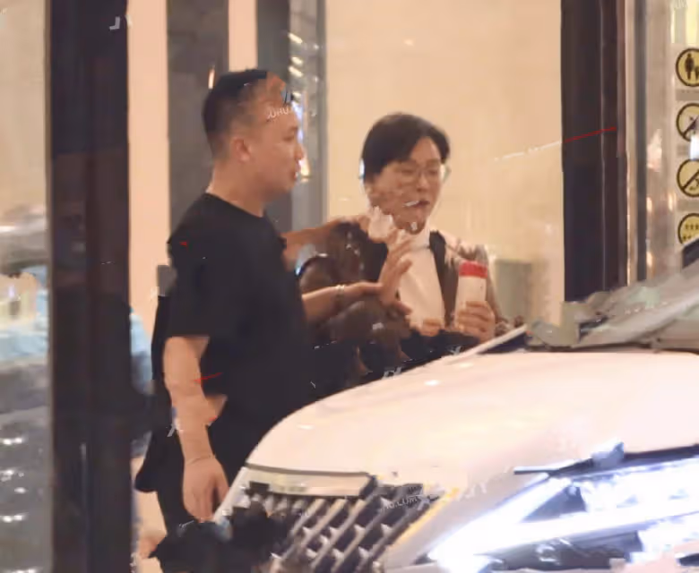 45歲陳數酒店會友被拍,全程被男子牽手舉止親密,一路笑談不避嫌