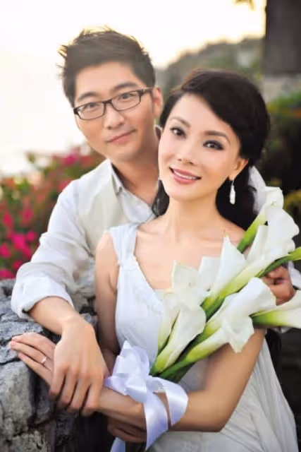 45歲陳數酒店會友被拍,全程被男子牽手舉止親密,一路笑談不避嫌