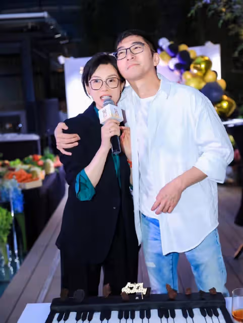 45歲陳數酒店會友被拍,全程被男子牽手舉止親密,一路笑談不避嫌