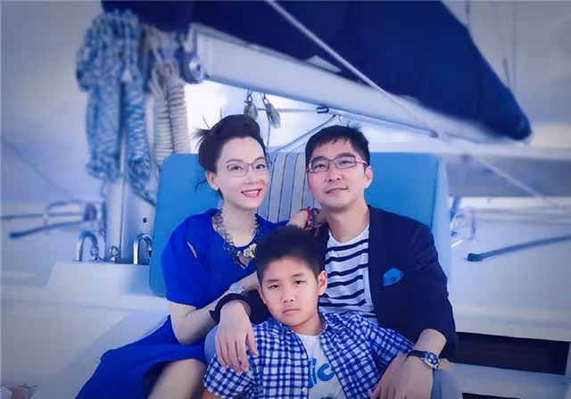 45歲陳數酒店會友被拍,全程被男子牽手舉止親密,一路笑談不避嫌