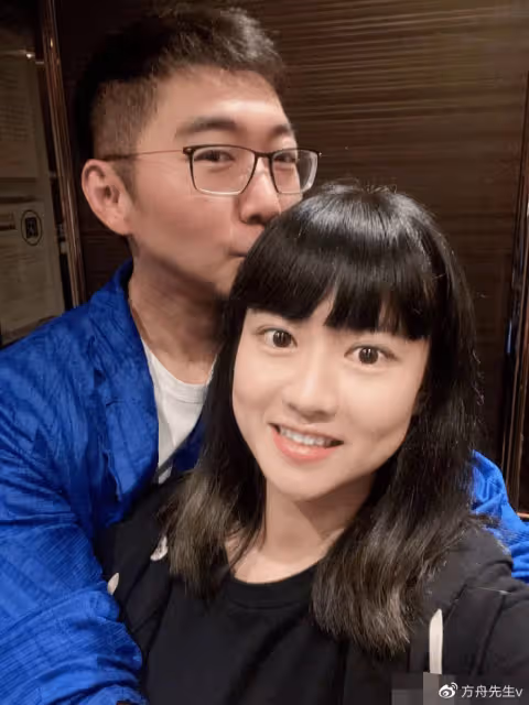 45歲陳數酒店會友被拍,全程被男子牽手舉止親密,一路笑談不避嫌