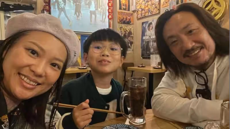阿sa前夫鄭中基攜老婆過情人節，鬍子拉碴蒼老好多，兒子當電燈泡