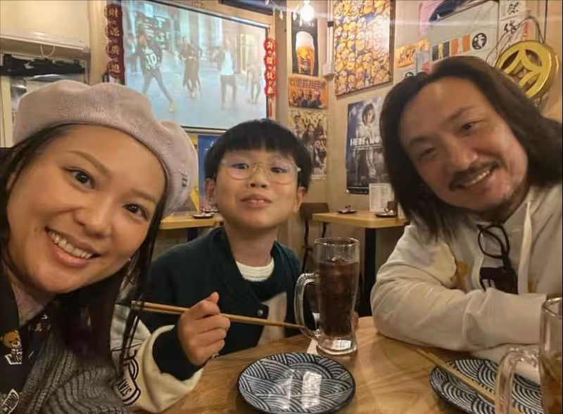 阿sa前夫鄭中基攜老婆過情人節,鬍子拉碴蒼老好多,兒子當電燈泡