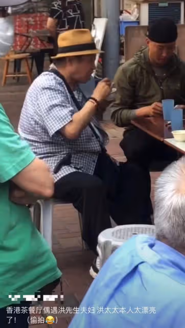 洪金寶攜妻兒吃路邊攤接地氣!混血妻子氣質非凡,窈窕貌美似少女