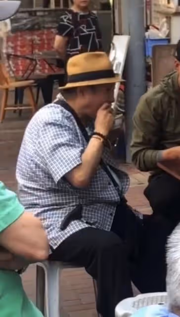 洪金寶攜妻兒吃路邊攤接地氣!混血妻子氣質非凡,窈窕貌美似少女